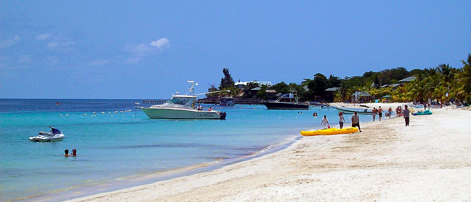 West Bay beach on Roatán with turquoise water, boats and beachfront resorts